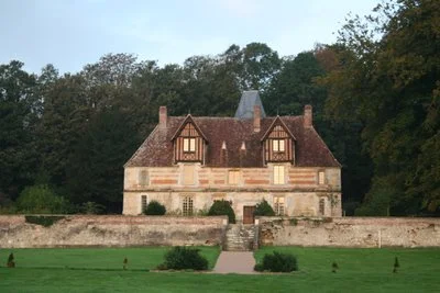 St. Martin de la Lieue: St. Hippolyte's Manor in the morning