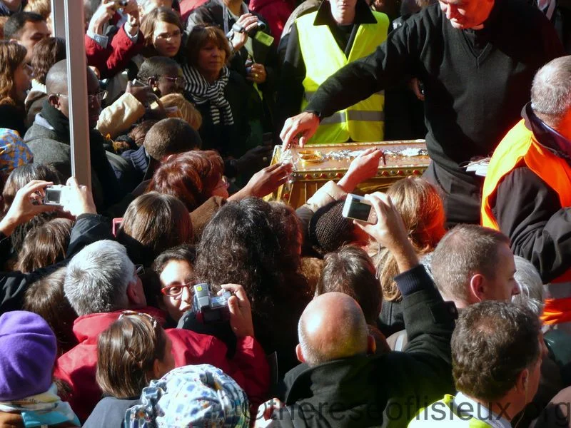 Crowds venerate the reliquary of Bl. Louis and Zelie after their beatification