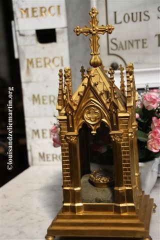 Close-up of the reliquary containing St. Therese's flesh