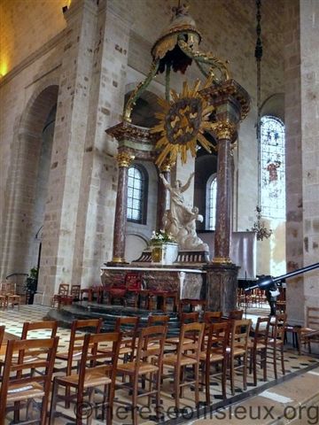 The main altar of the church of our lady of the assumption in alencon. note the small chapel behind the main altar, separated from the rest of the church by a curtain. an oral tradition suggests that the marriage of louis and zelie martin took place in that chapel.