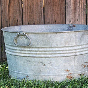 LARGE RUSTY GALVANIZED WASH TUB - $15 MORE DETAILS & PICS...