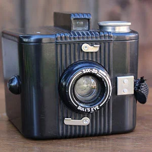 1938 KODAK SIX-20 BULL'S EYE - $10 MORE DETAILS & PICS...