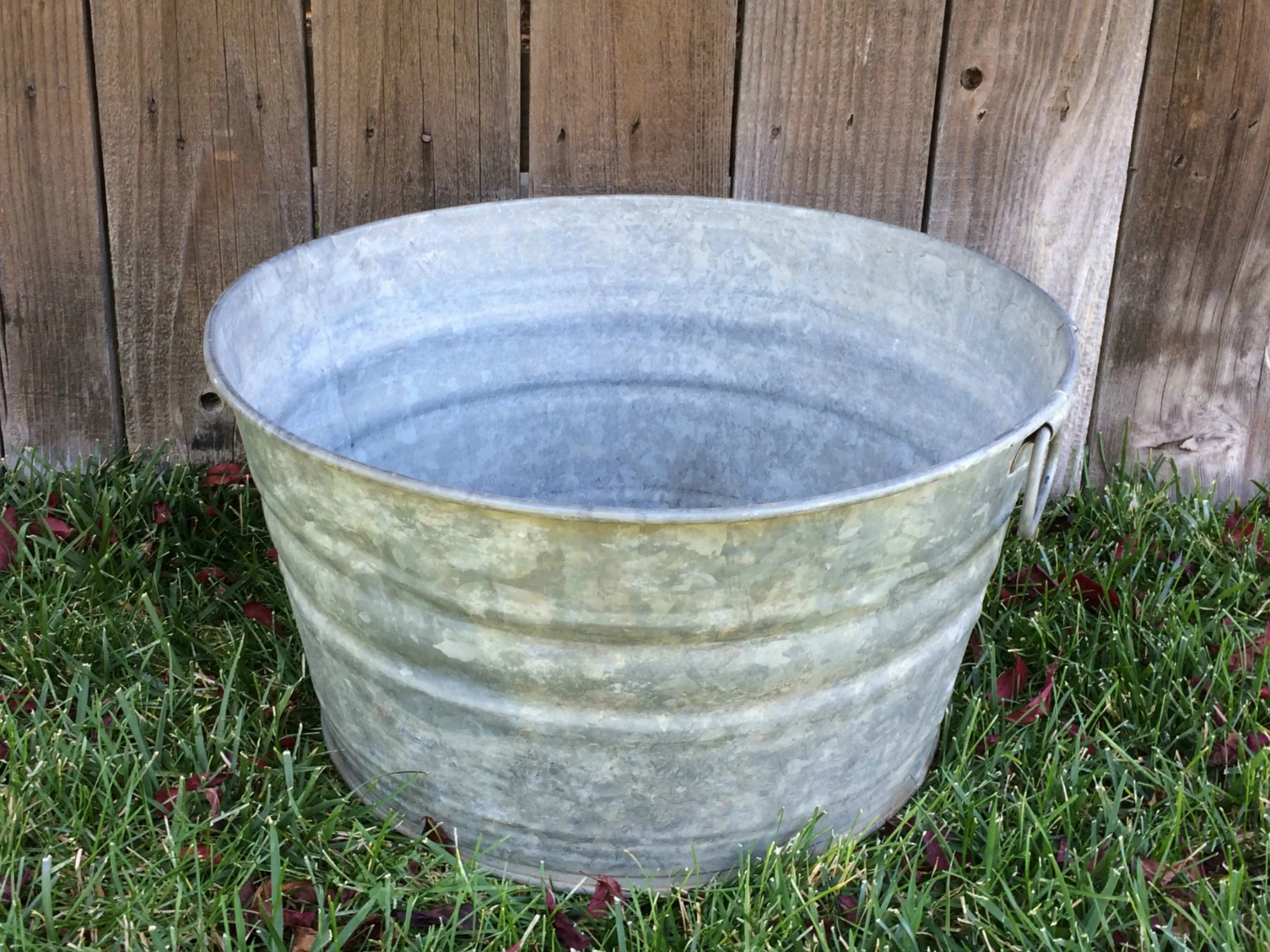 MEDIUM GALVANIZED WASH TUB - $15 MORE DETAILS & PICS...
