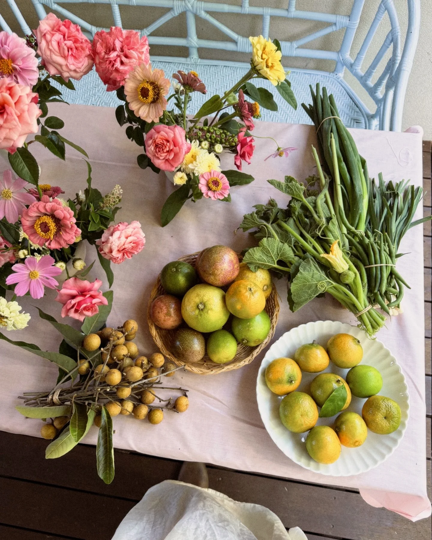 To market, to garden&hellip; and anywhere aside from the supermarket - shopping like a nonna and as seasonally as possible (most of the time) 🥒 🌸 

What I bought at the @byronfarmers and picked from the garden is the last couple of days. 

Where do