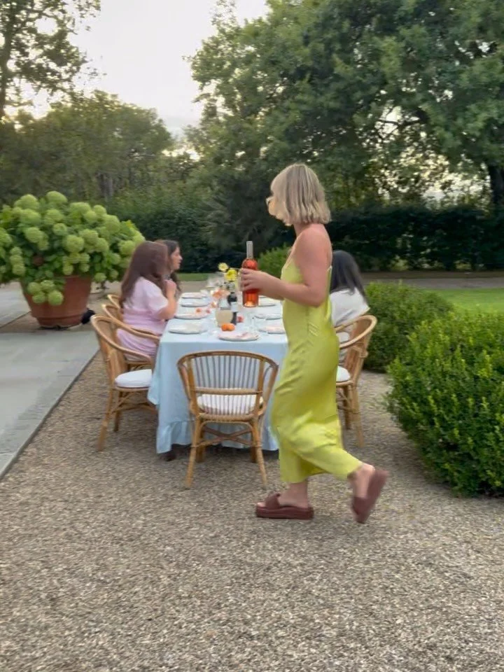 Dive into sustainable floral design, learn abundant, foam-free techniques, get dressed up, dine, salute, and make new connections with flower &amp; design lovers&hellip;

Our next (long awaited) floral &amp; design workshop &amp; late lunch will be s
