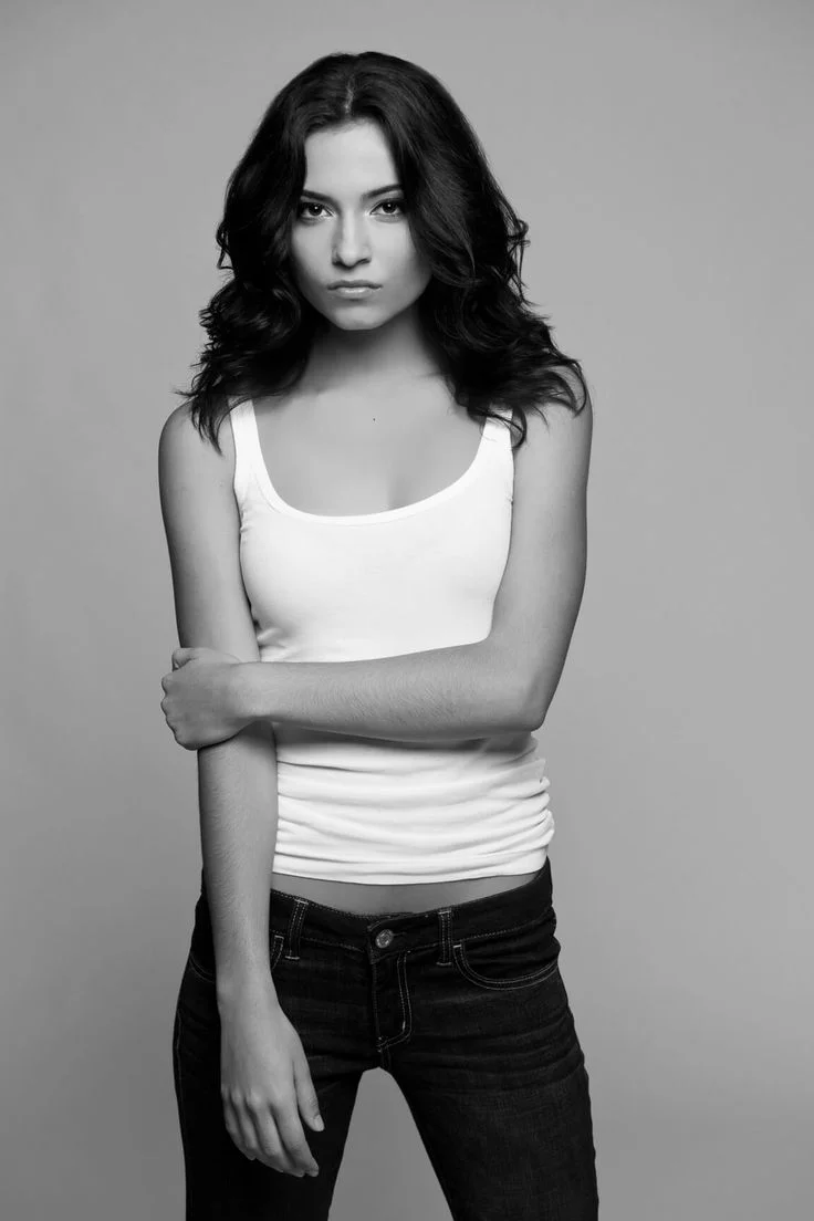 6b36fdea6ff720ffbad4f7cc1883b4be-female-model-headshots-modeling-headshots-poses.jpg