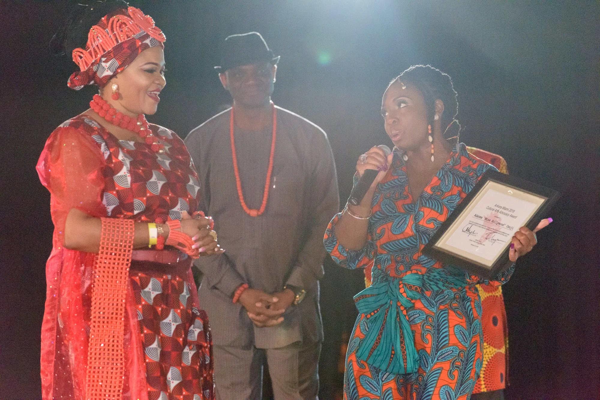 Ankara Miami CEO, Evelyn Onyejuruwa presents Adanma Osuji with the Ankara Miami Cultural Arts Advocasy Award.