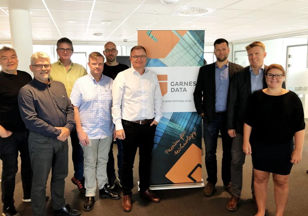 Bilde: Fornøyde og spente representanter for selskapene. (F.v. Jan Oskar Garnes (Styreleder Garnes Data), Lars A. Randby (Prosjektleder Garnes Data), Tor Willy Austerslått (Avtroppende daglig leder Dynamic Operations / påtroppende IT-konsulent Garnes Data), Darren Mackay (CTO Garnes Data), Frank Leiss (COO, Garnes Data), Tore Foss (daglig leder, Garnes Data), Egil Helland (daglig leder Dynamic AS), Lars Friestad (Styreleder Dynamic Operations / Partner Dynamic AS) og Natacha Askestrand (CMO, Garnes Data).