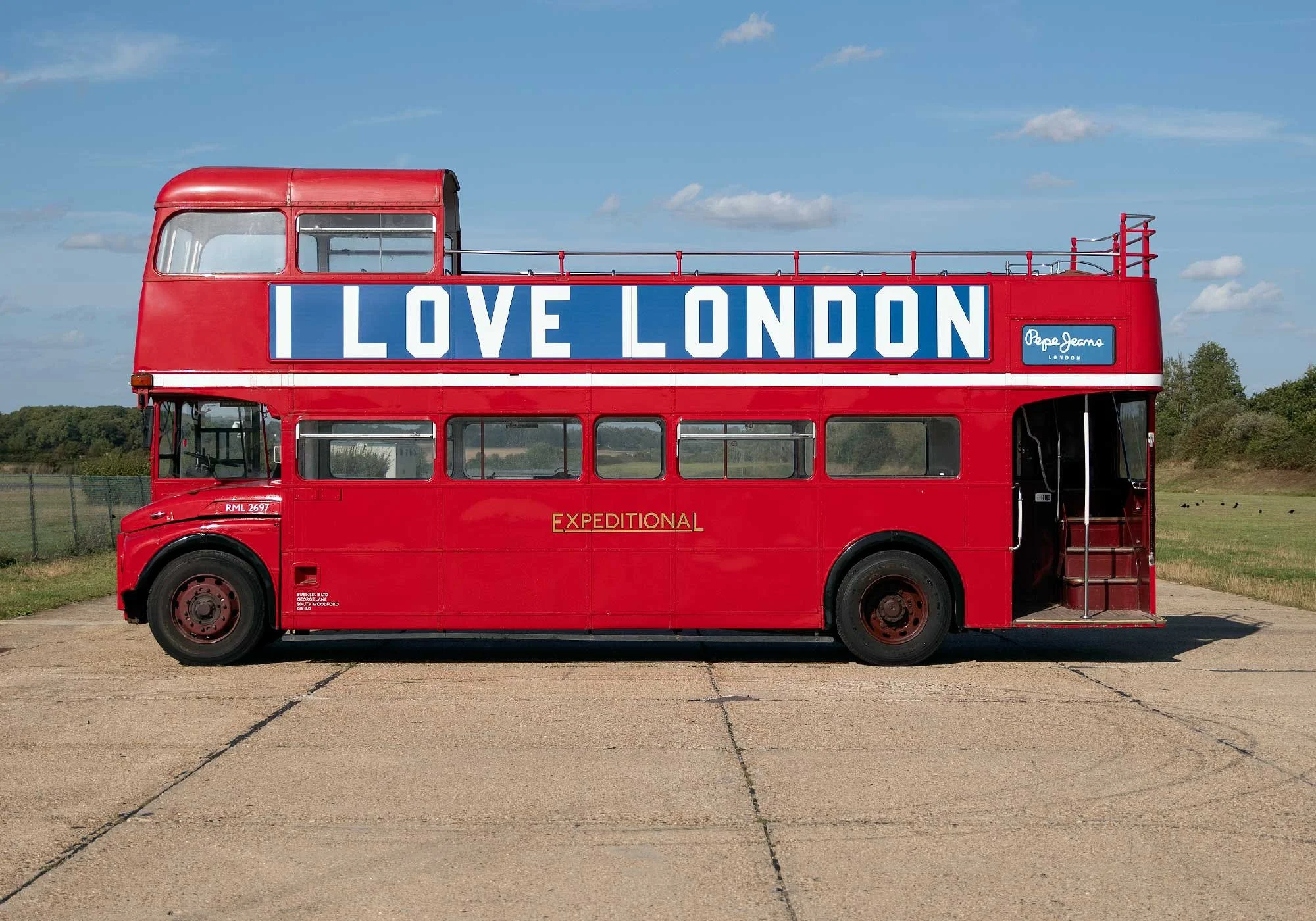 Influencer &amp; VIP Tour Bus