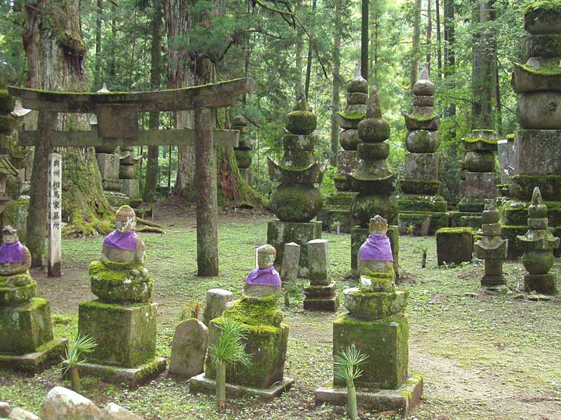 Okunoin_Cemetery,_Koyasan,_Japan.jpg