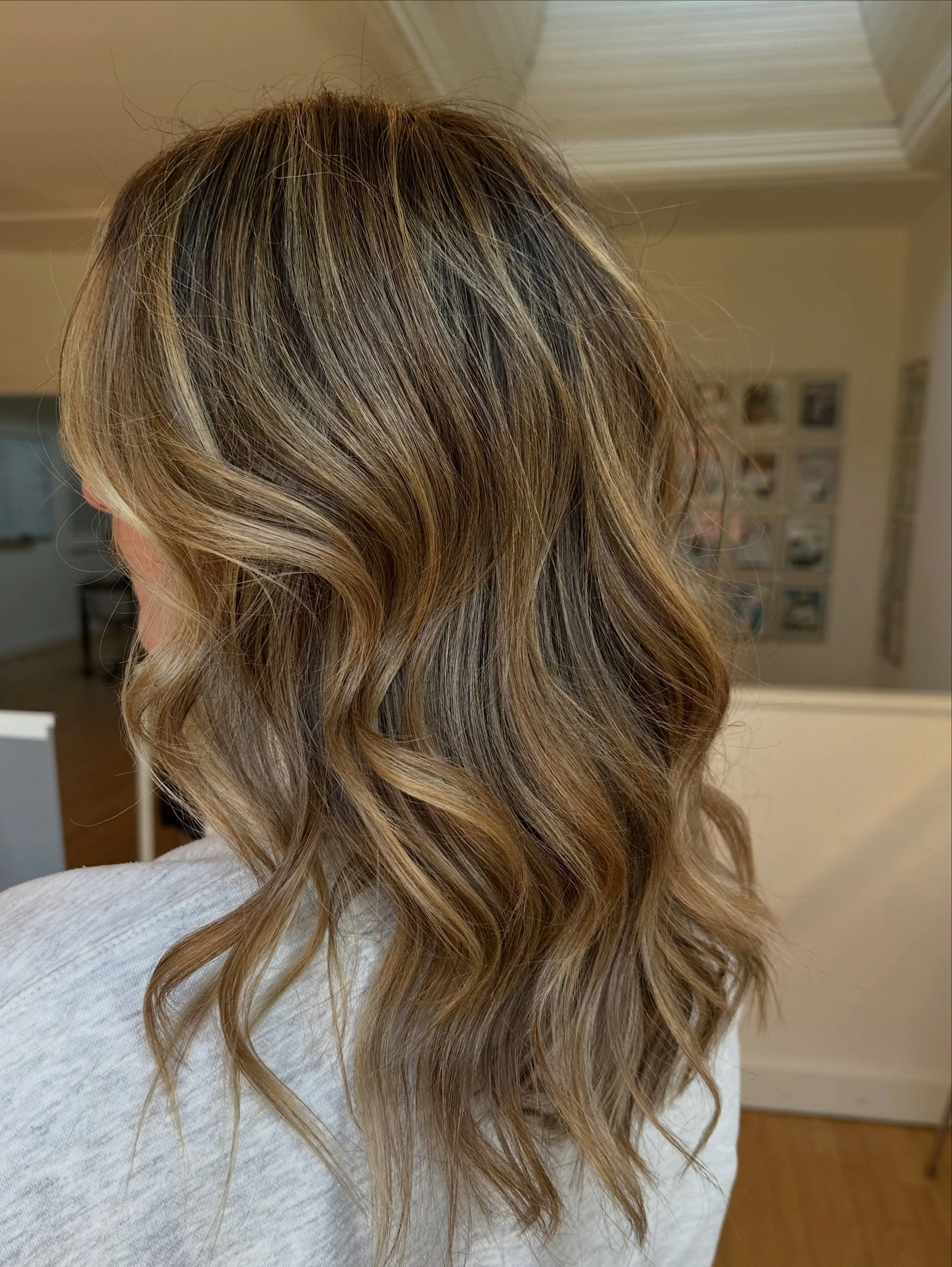 Nothing enhances natural brown hair quite like a seamless balayage ✨ 

Color by @kp_colorist 

#michaelandmichaelsalon #chicagosalon #chicagohair