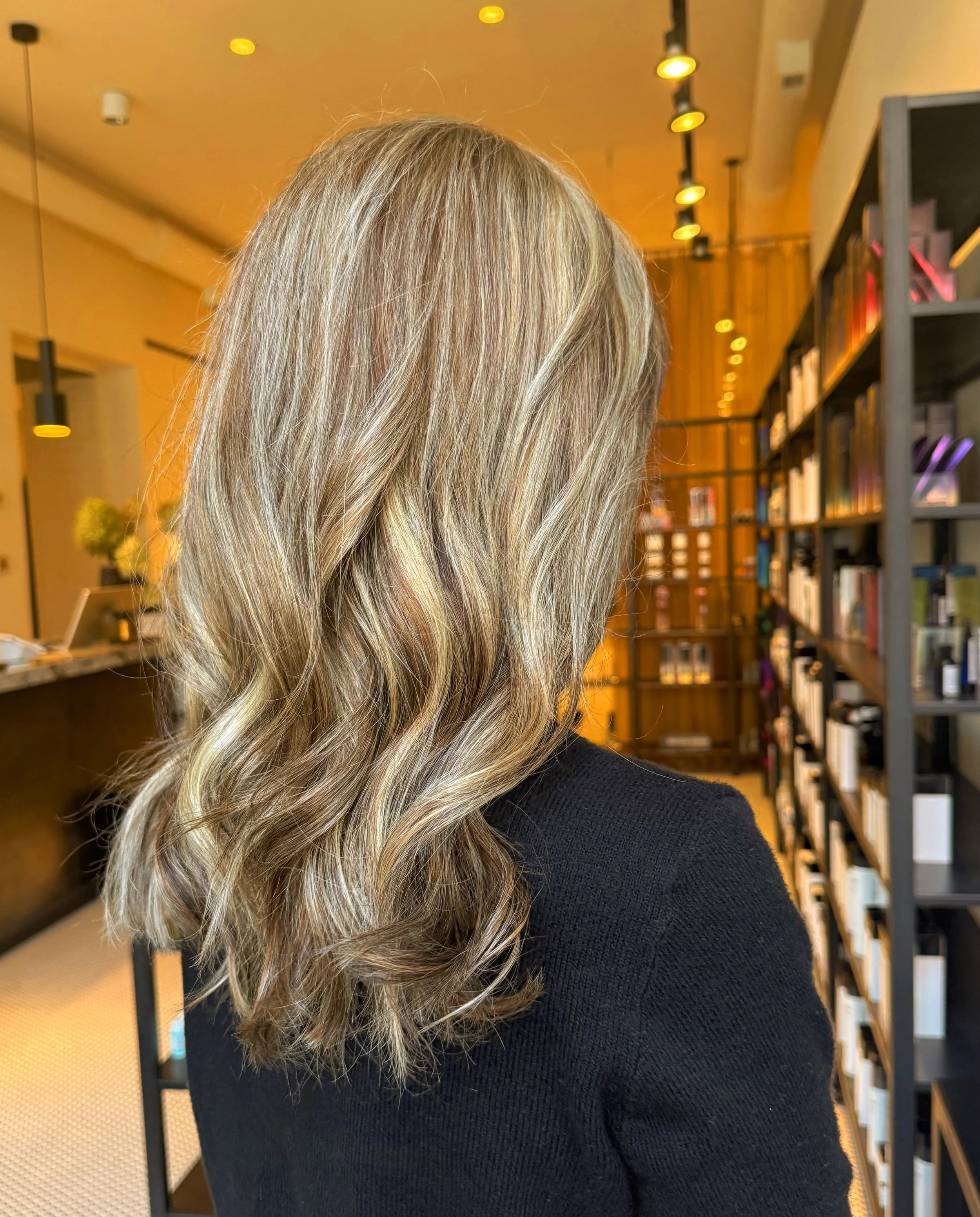 Incredible color correction and transformation by @kp_colorist ➡️ Swipe for the before! 

#michaelandmichaelsalon #chicagosalon #chicagohair