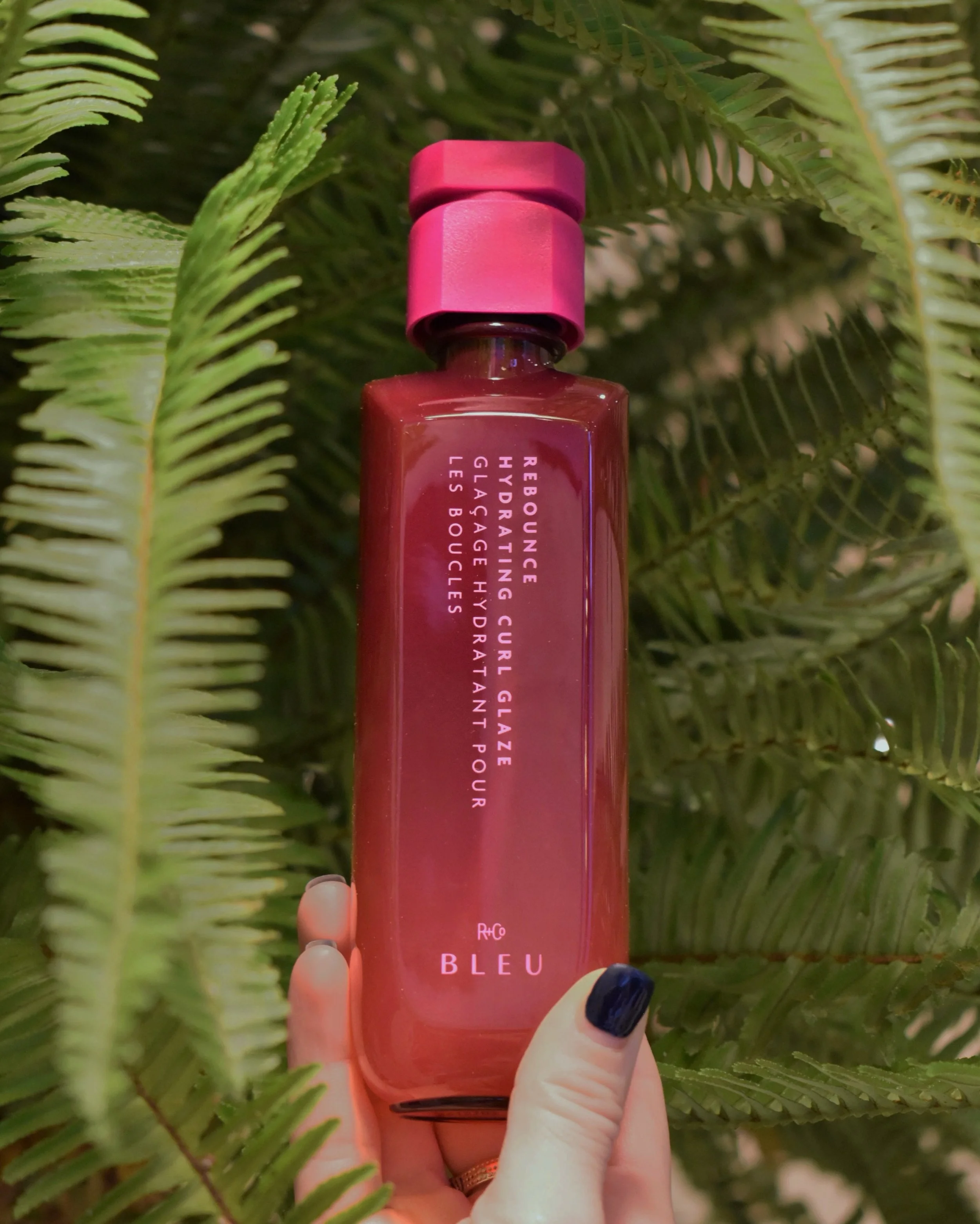 New Hydrating Curl Glaze from R+Co Bleu! 

💙 Oil-to-gel&eacute;e formula effortlessly melts into curls and waves. 
💙 Replenishes moisture in dry, textured strands while improving softness and manageability. 
💙 Helps extend natural curl formation f