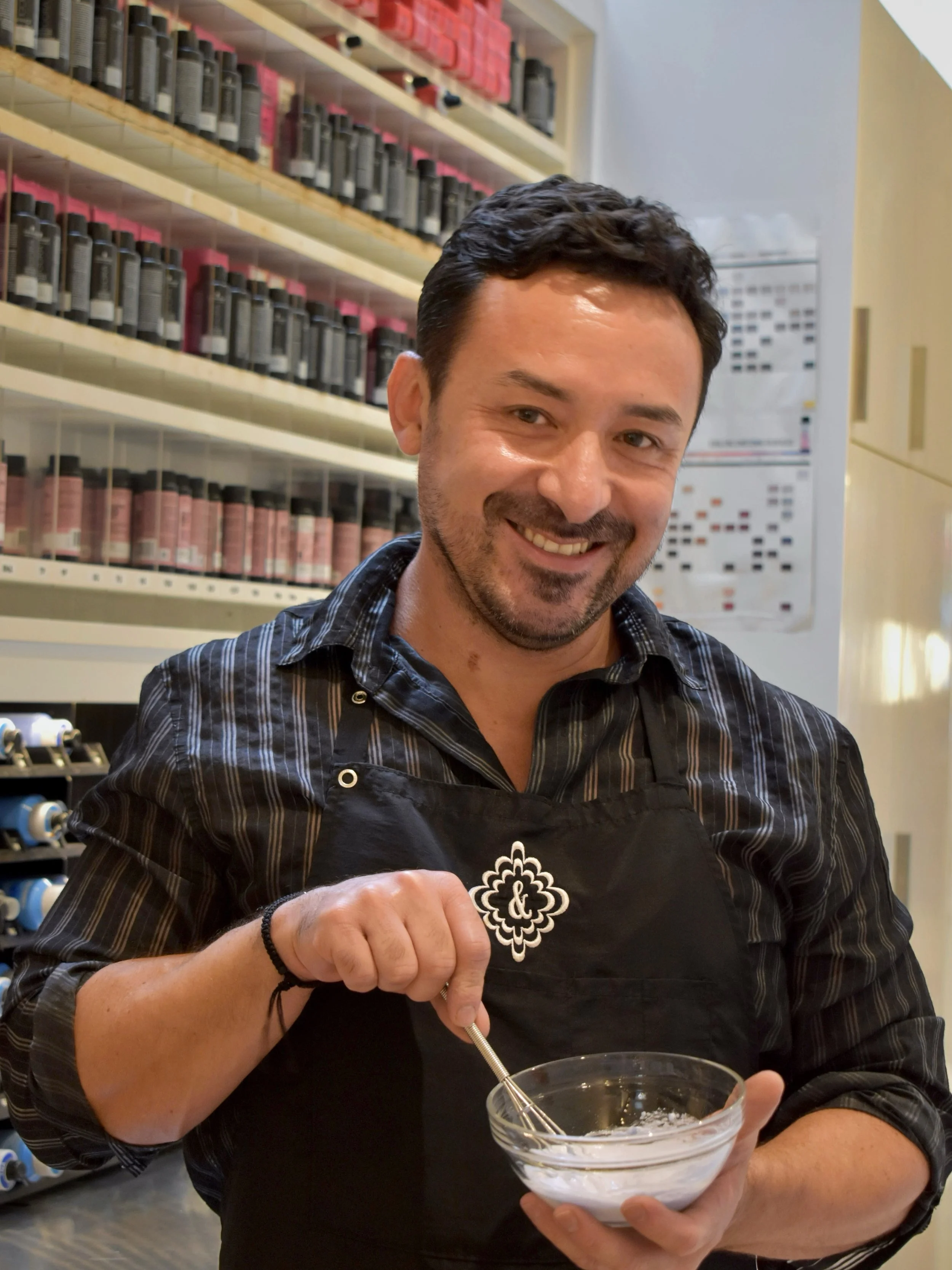 Cesar is now accepting color clients ✨ From highlights to single process color, he is ready to help you achieve your next look. Call the salon to book your next appointment with Cesar. 

#michaelandmichaelsalon #chicagosalon #chicagohair