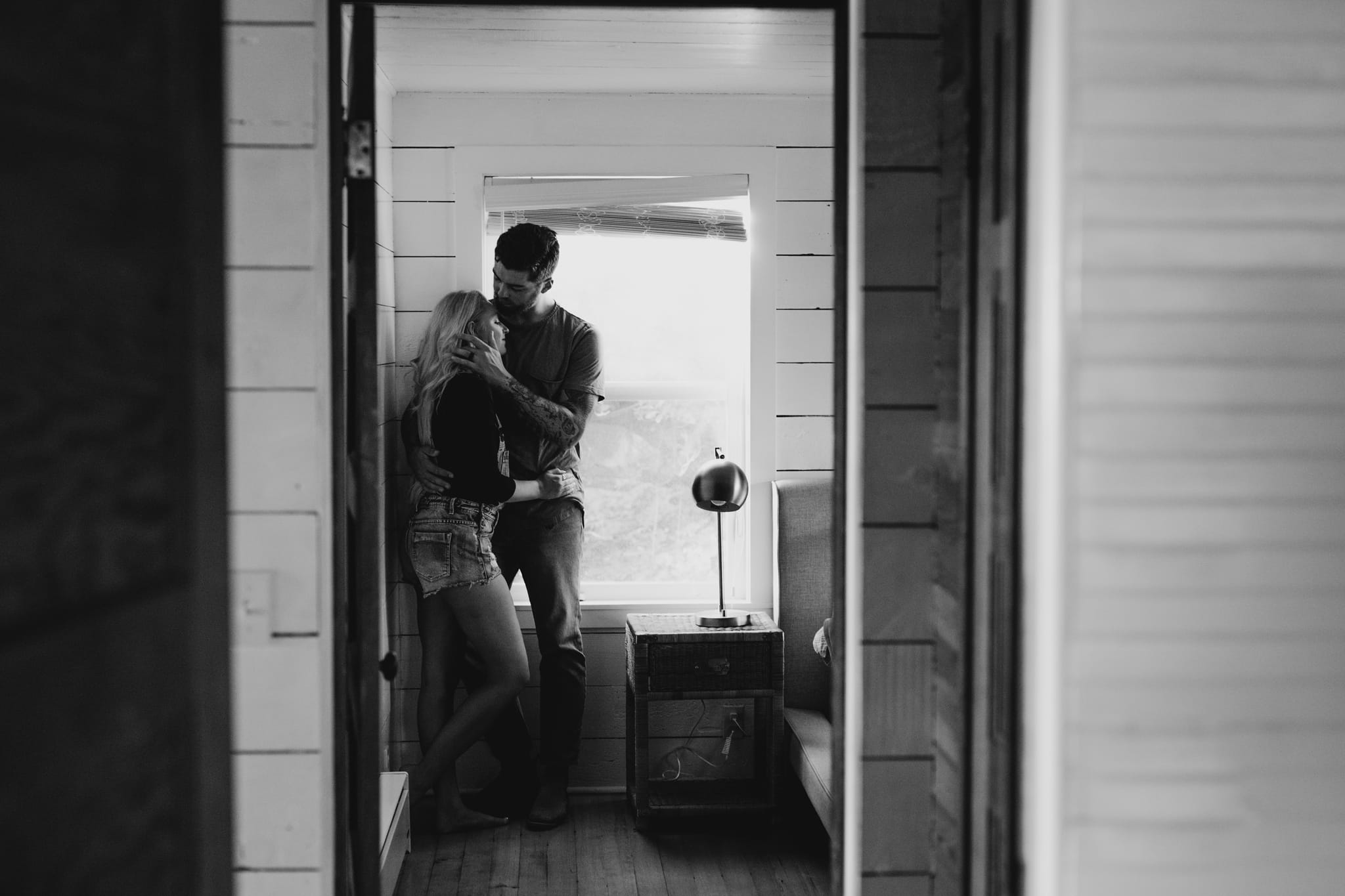 Intimate-Cabin-Couples-Photography