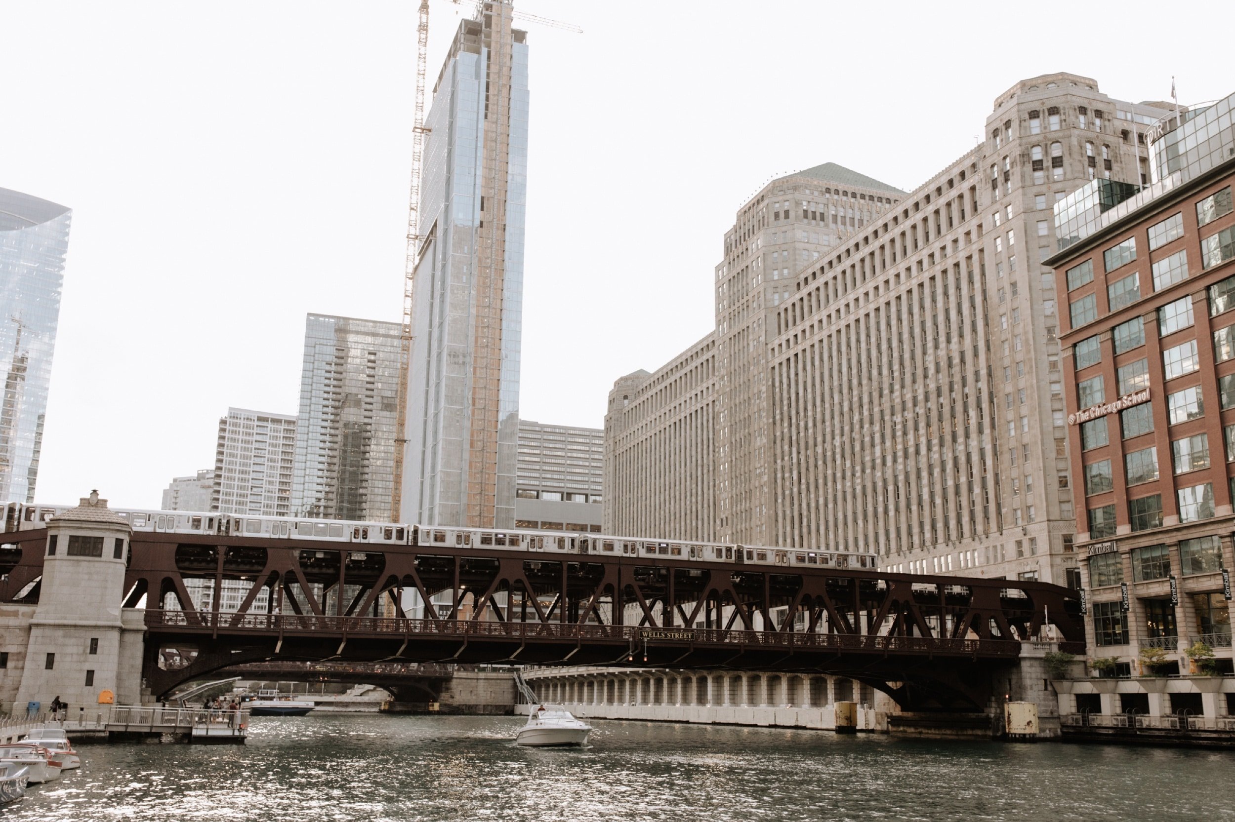 13_Downtown-Chicago-Engagement-Photos-on-the-riverwalk.jpg