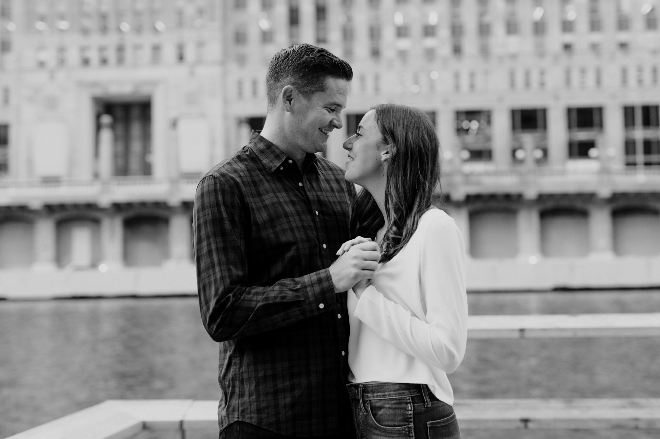 15_Downtown-Chicago-Engagement-Photos-on-the-riverwalk.jpg