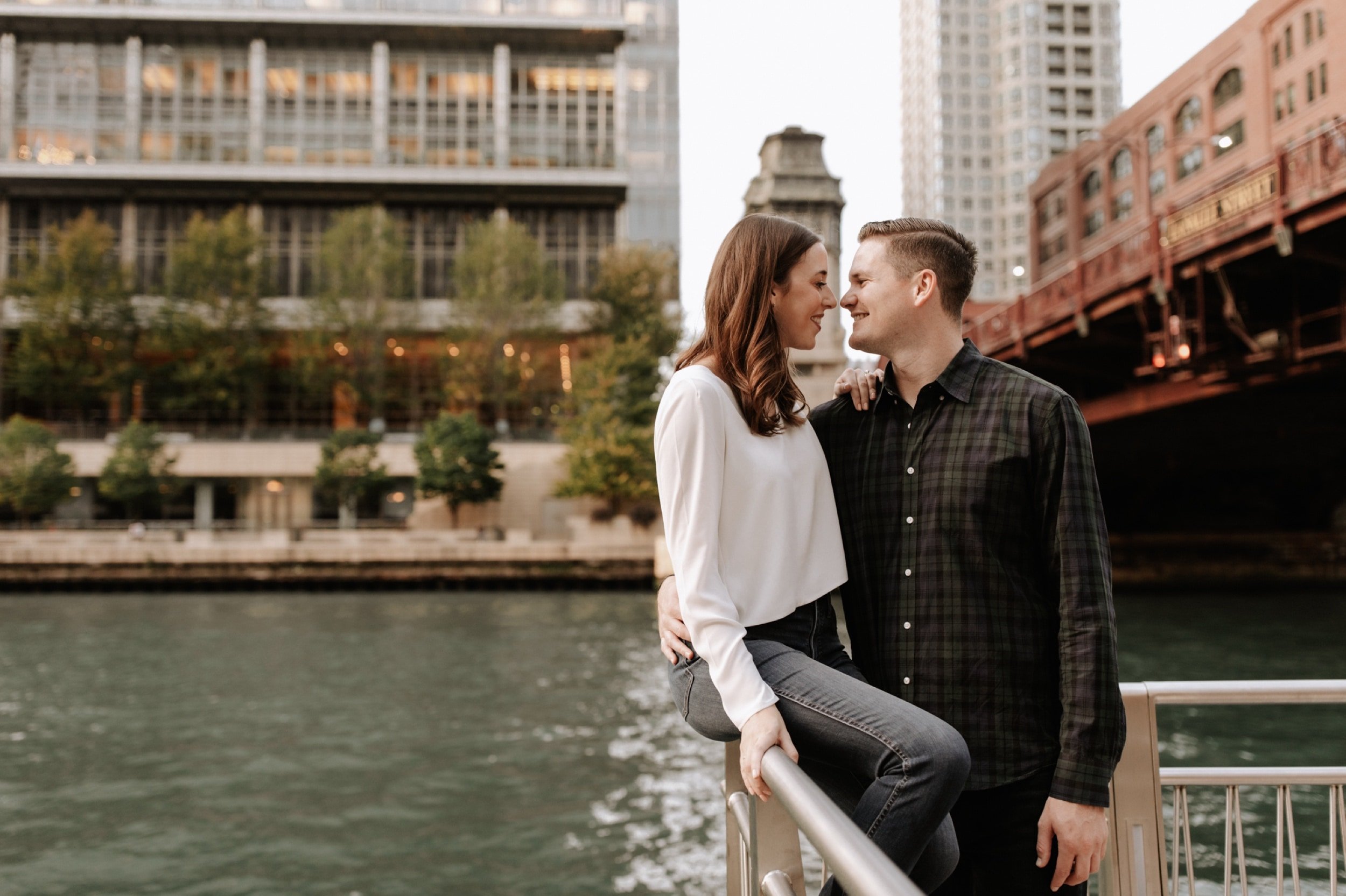 17_Downtown-Chicago-Engagement-Photos-on-the-riverwalk.jpg