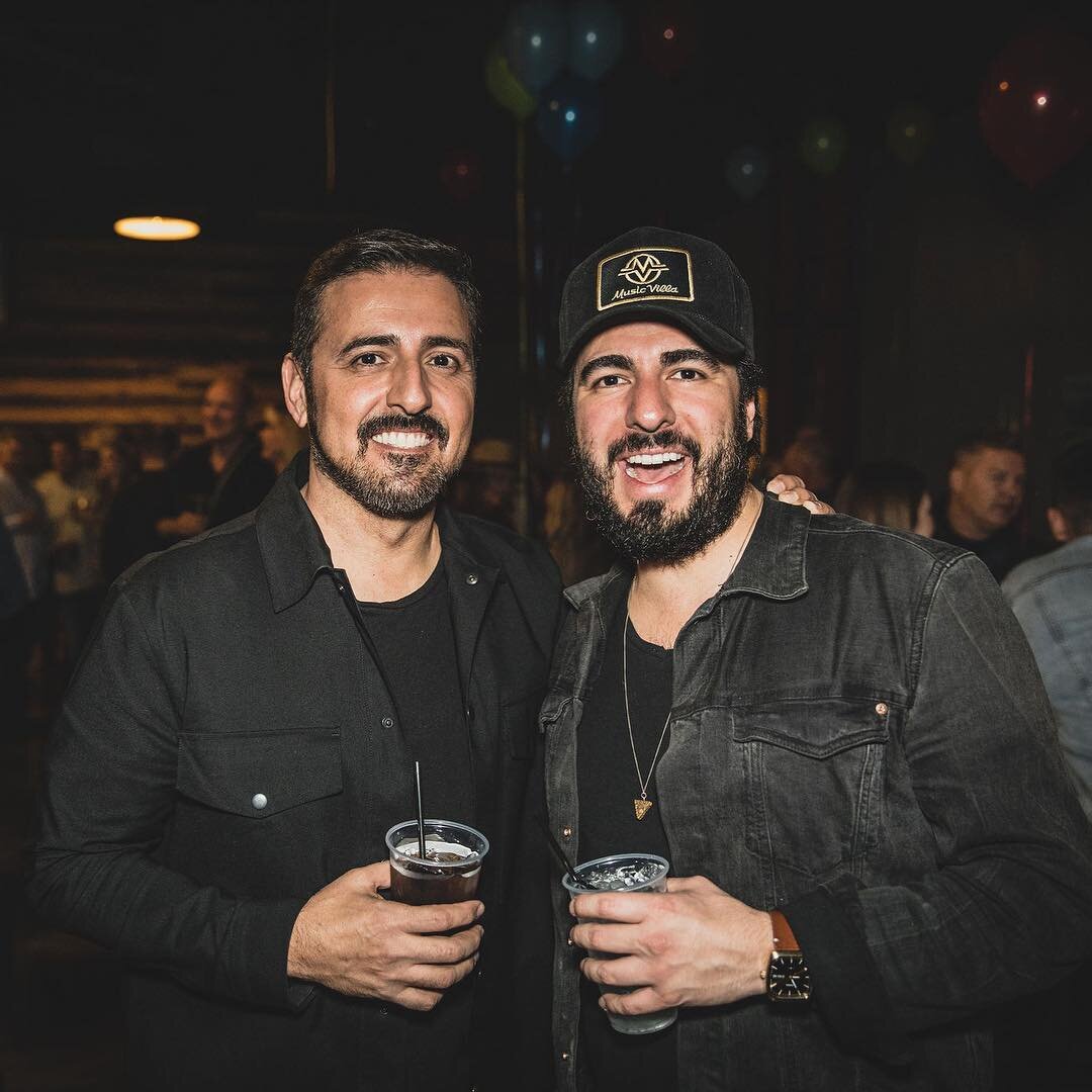 Brothers?!
.
.
.
.
.
.
📷 @268creative #highandrye @high_and_rye_az #brothers #youngcountry #acoustic #band #livemusic #citynorth #countrymusic #musician #music #guitar #guitarist #drums #drummer #arizona #arizonamusic #phoenix #supportlivemusic #cou