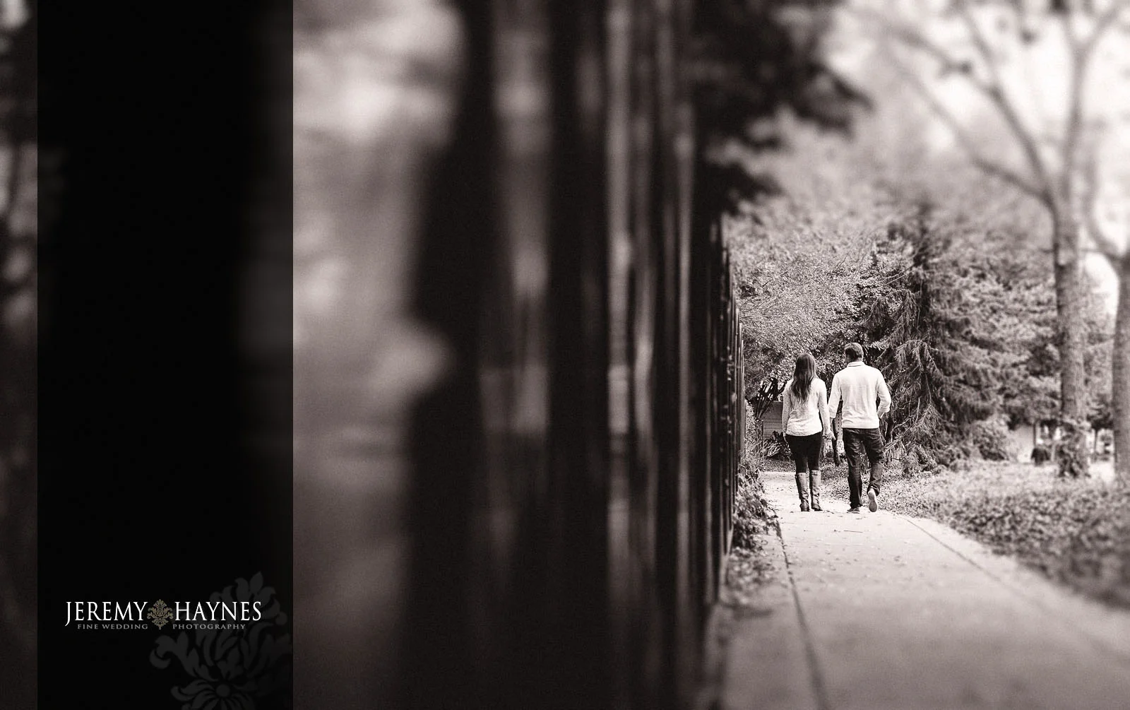 03-white-river-gardens-indianapolis-zoo-engagement-photo-ideas.jpg
