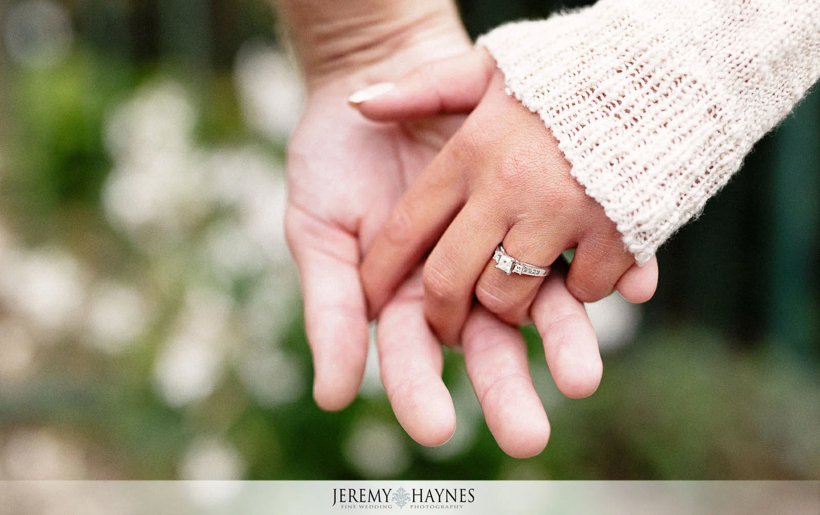 07-white-river-gardens-indianapolis-zoo-engagement-photo-ideas.jpg