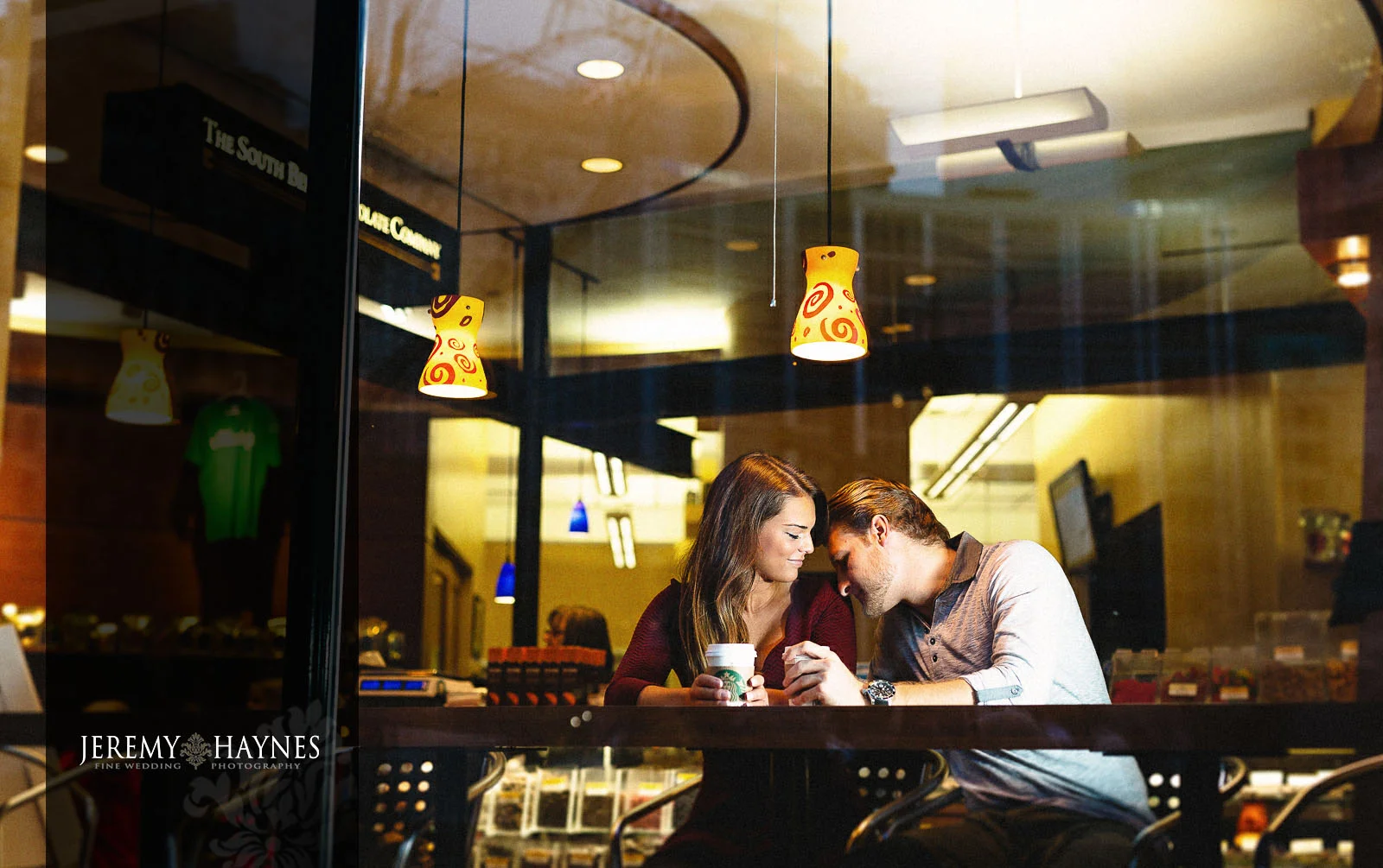 13-monument-circle-indianapolis-engagement-pictures-ideas.jpg