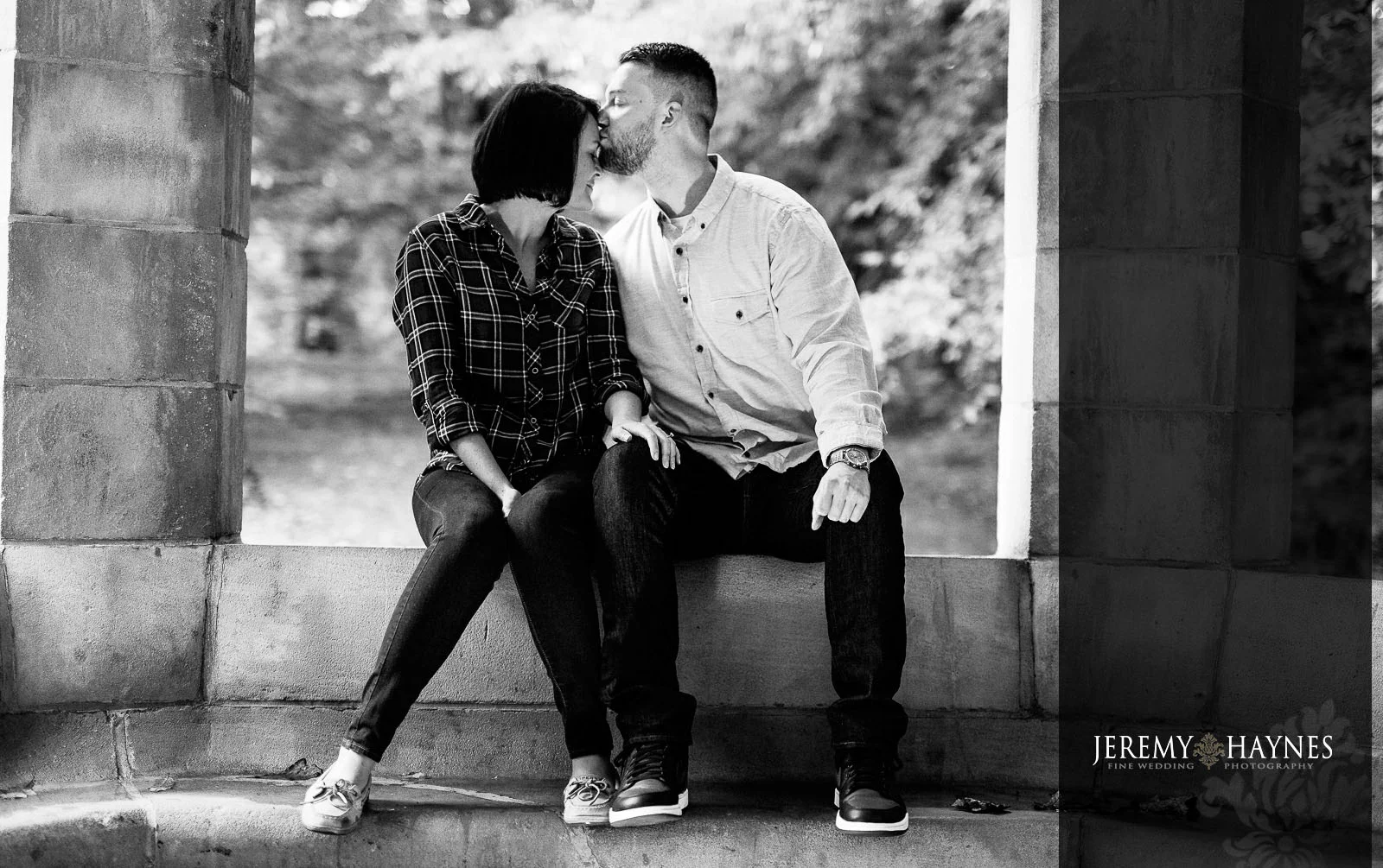 07-indiana-university-campus-well-house-bloomington-best-engagement-photographer.jpg
