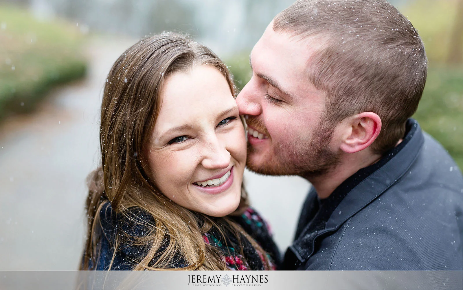 06-butler-university-holcomb-gardens-memorial-carillon-indianapolis-engagement-photographer.jpg