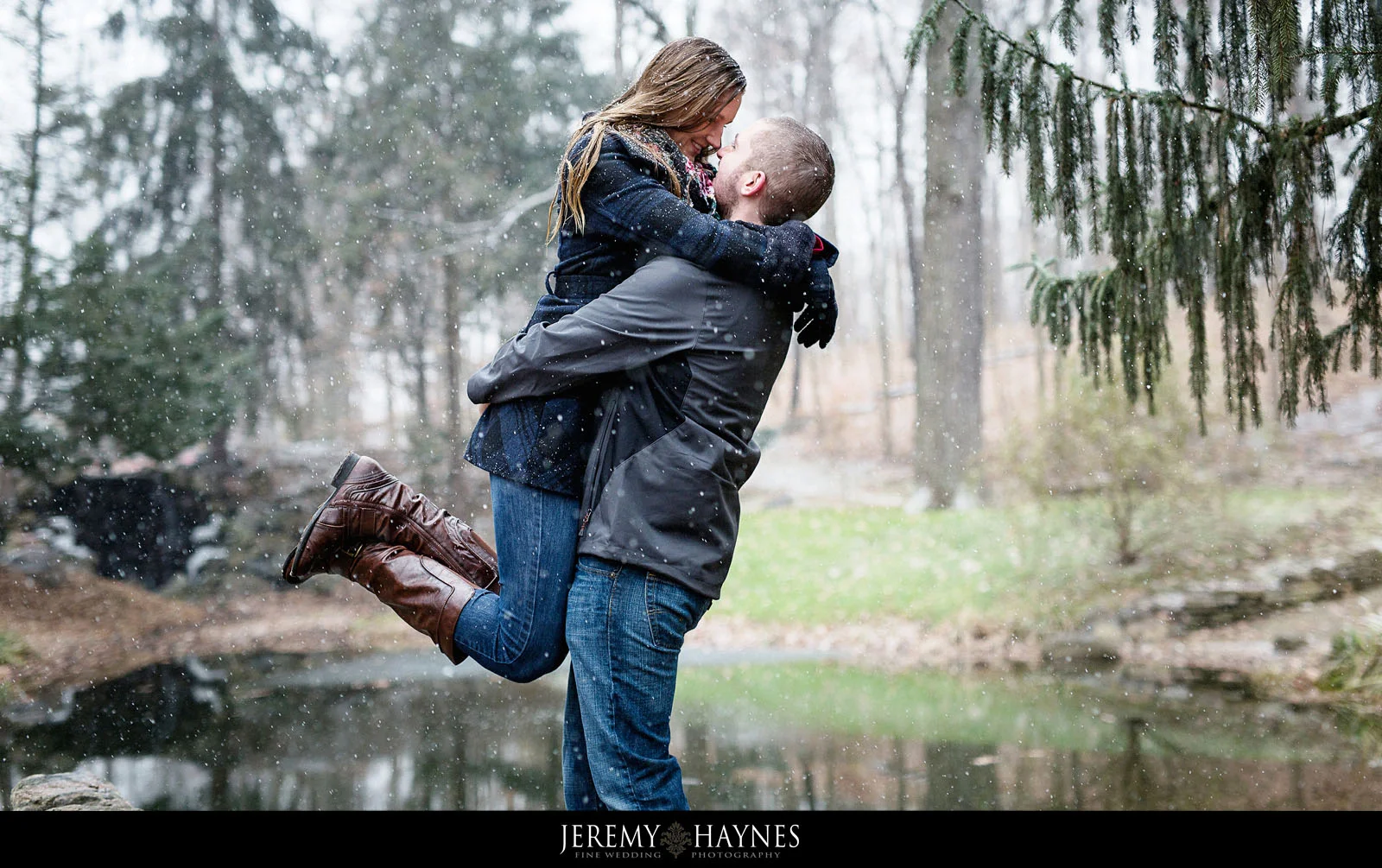 08-butler-university-holcomb-gardens-memorial-carillon-indianapolis-engagement-photographer.jpg