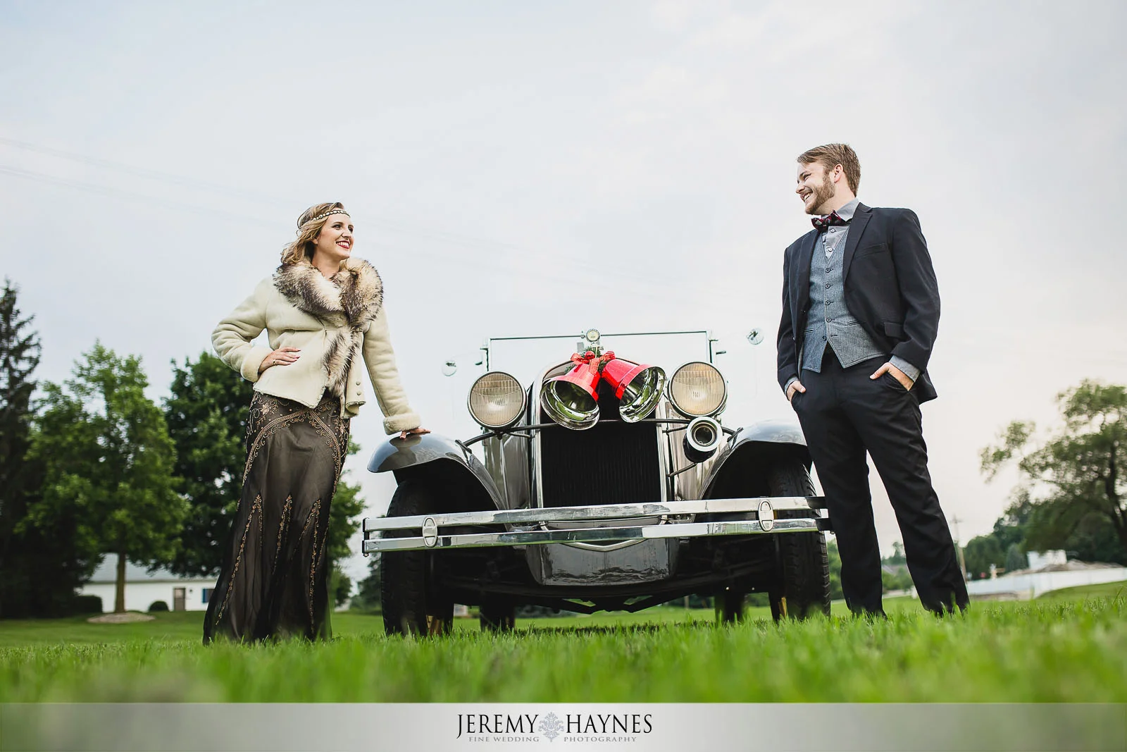 vintage-car-engagement-photos