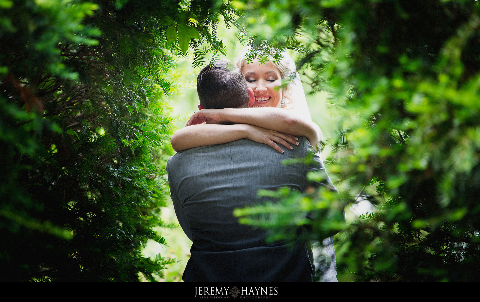 beautiful-first-look-new-castle-wedding