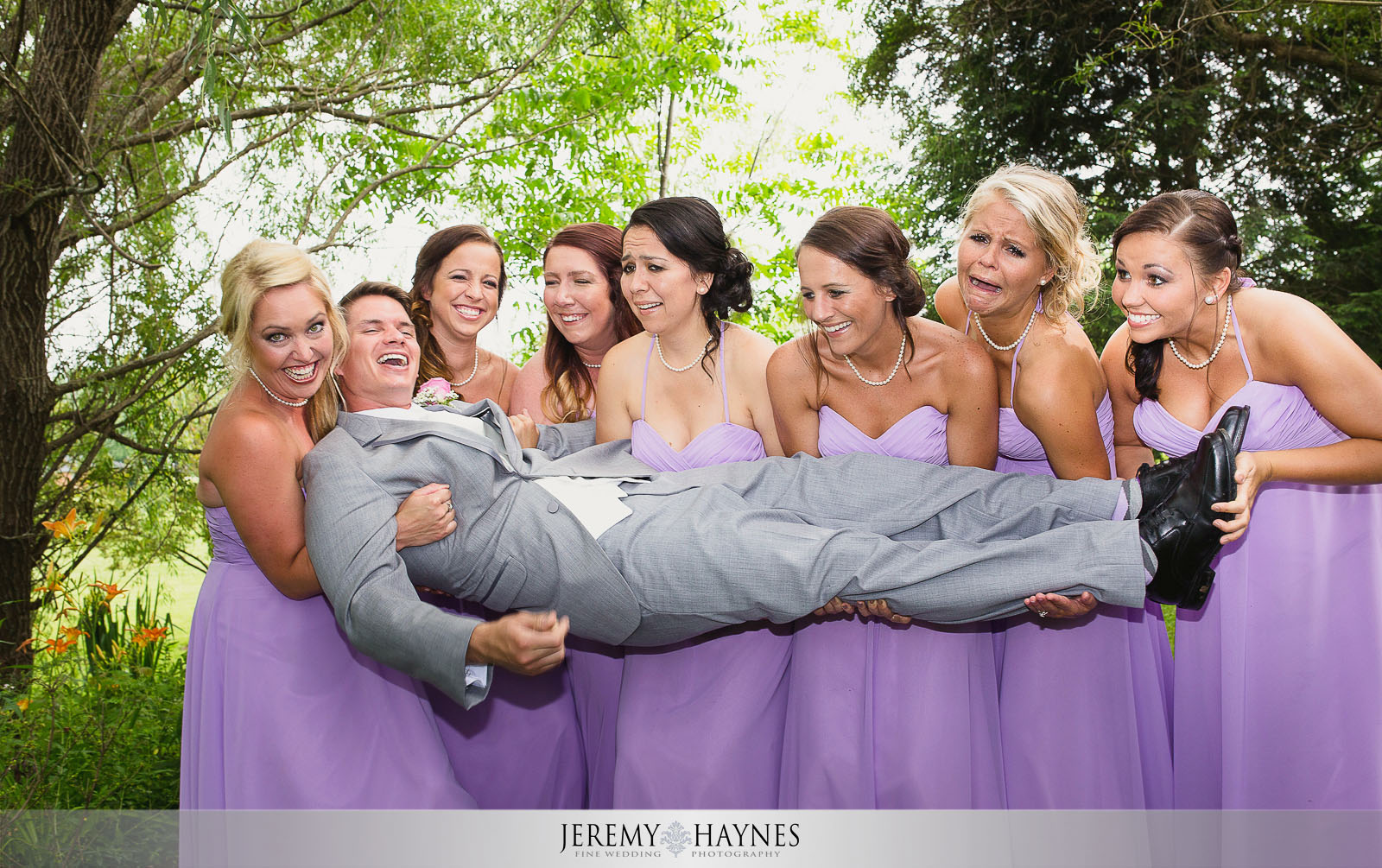 silly-groom-group-picture-with-bridesmaids