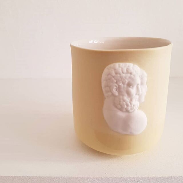 #porcelain #wedgewood #yellowcup #zeus #ancientart #mythologie #intaglio #teapot #studiopottery #kitchendesign #lifestyle #ceramic #Porzellan #keramik