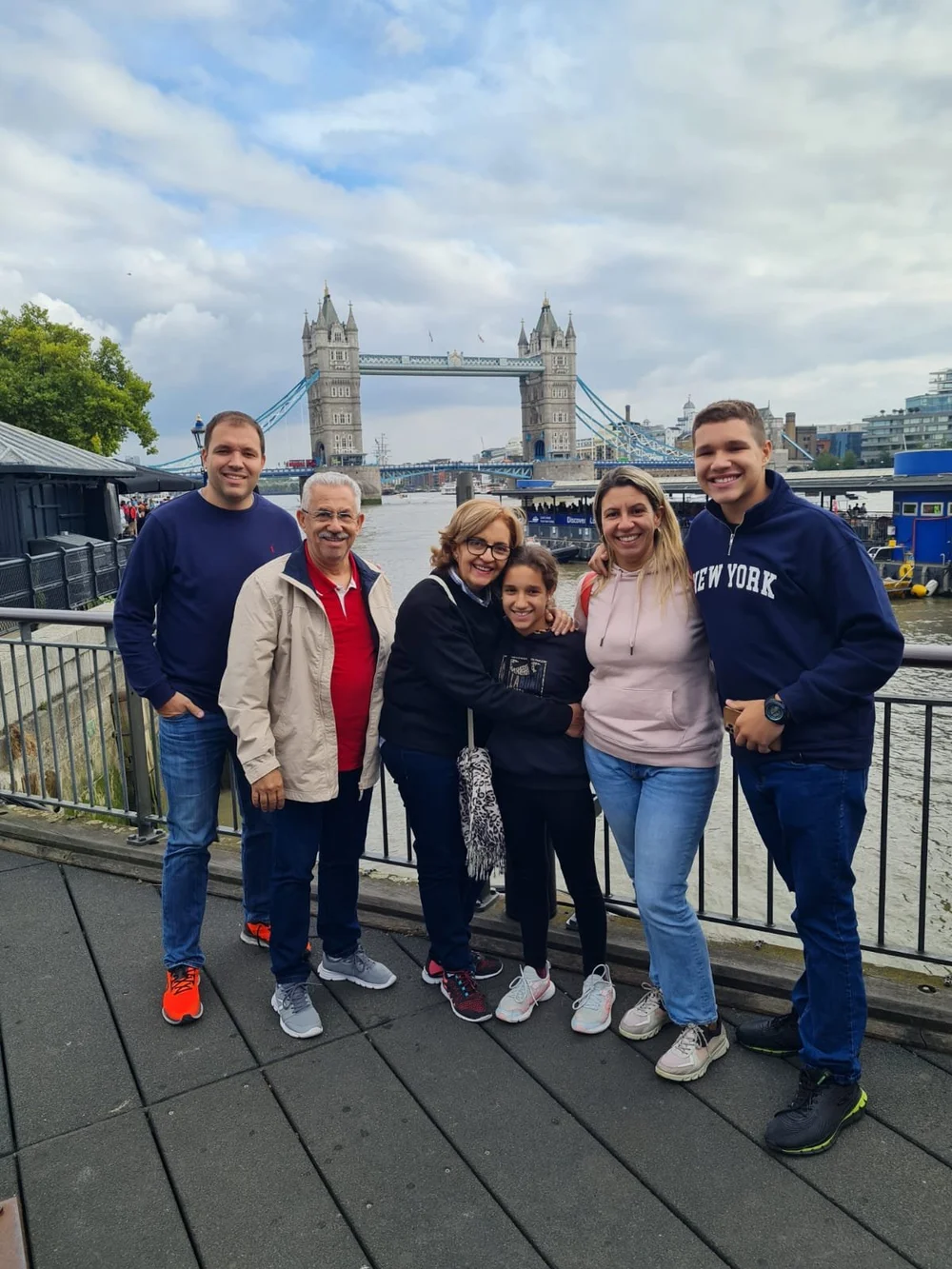 Clientes brasileiros em passeio a pé com a Tower Bridge ao fundo