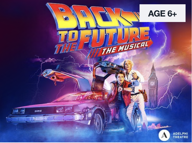 Reprodução do pôster do musical "De Volta para o Futuro" com os personagens principais e o carro Delorean, com fundo de tempestade e relâmpagos.