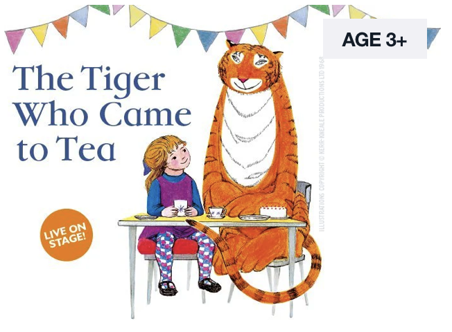 Capa de um livro infantil intitulado "The Tiger Who Came to Tea", mostrando uma menina sentada em uma mesa ao lado de um tigre animado com uma xícara de chá e bolo, enfeitado com bandeirinhas coloridas.