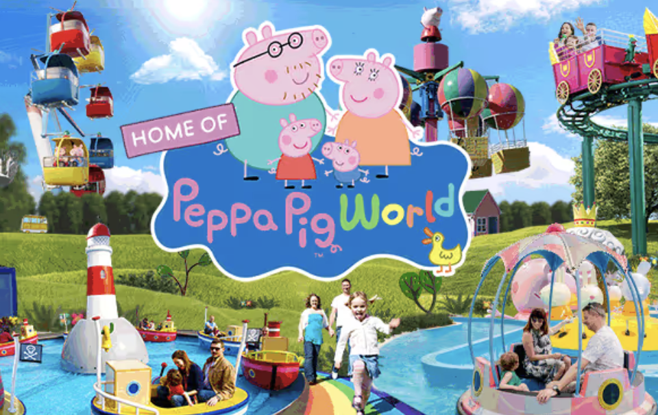 Imagem do parque temático Peppa Pig World com atrações, pessoas se divertindo, brinquedos coloridos e cenário ao ar livre.