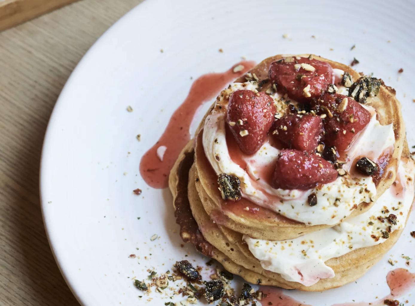 Pankcake com sorvete, morangos, calda e castanhas picadas