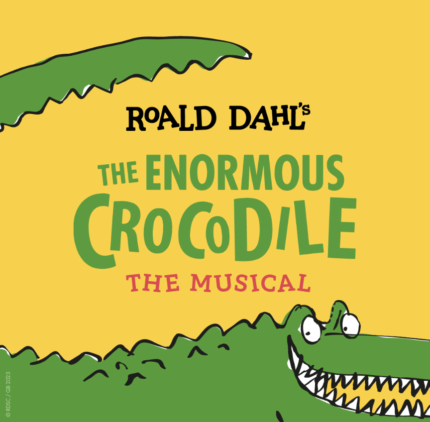 Capa do musical infantil com um crocodilo sorridente na parte inferior, fundo amarelo, escrita em destaque "Roald Dahl's The Enormous Crocodile The Musical", com folhas verdes na parte superior e inferior.