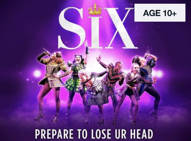 Capa de um show ou espetáculo com seis figurantes com roupas coloridas e extravagantes, sob iluminação roxa, com o título "SIX" e o texto "Prepare to lose ur head", indicando um público acima de 10 anos.