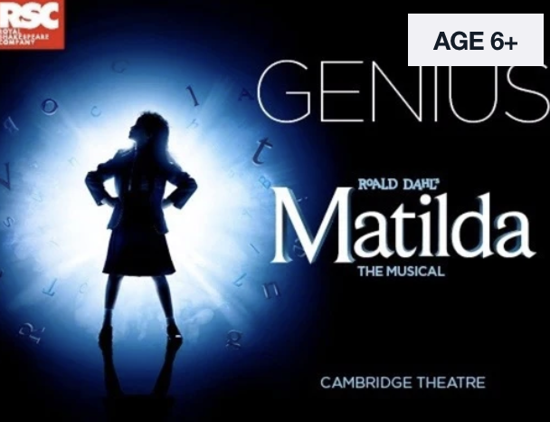Pôster do musical 'Matilda', com uma silhueta de uma menina de braços cruzados, fundo azul com letras dispersas, e textos indicando 'Genius', 'Roald Dahl', 'Matilda', e 'Cambridge Theatre'.