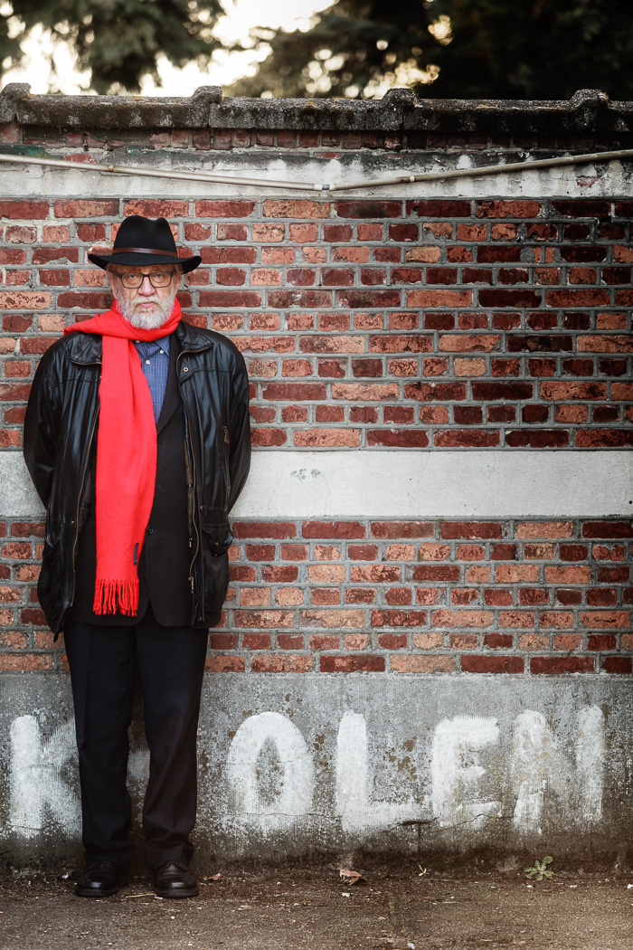 Schrijver Walter Van den Broeck in Olen aan de fabriek.