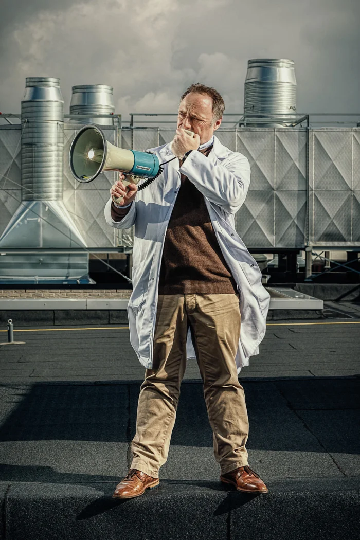 Foto van viroloog Marc Van Ranst op het dak van uz gasthuisberg in Leuven. 