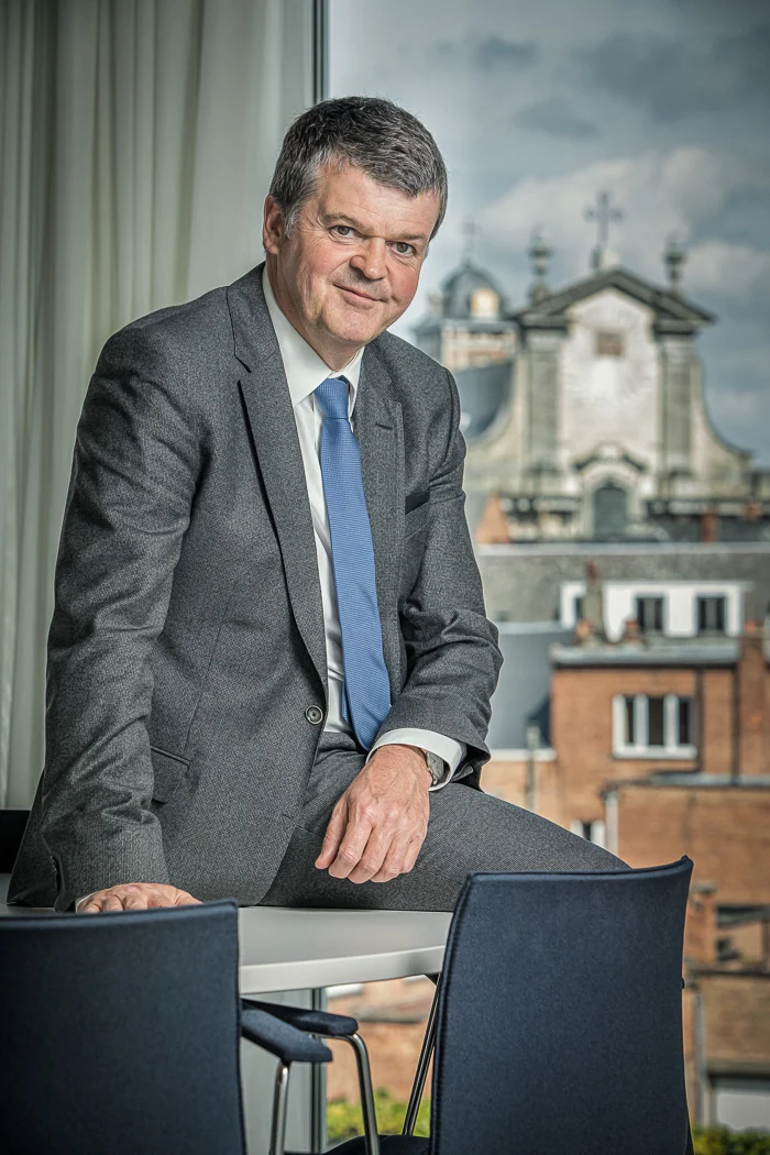 VLD Burgemeester van Mechelen Bart Somers in het Stadhuis, met zicht op de Veemarkt.