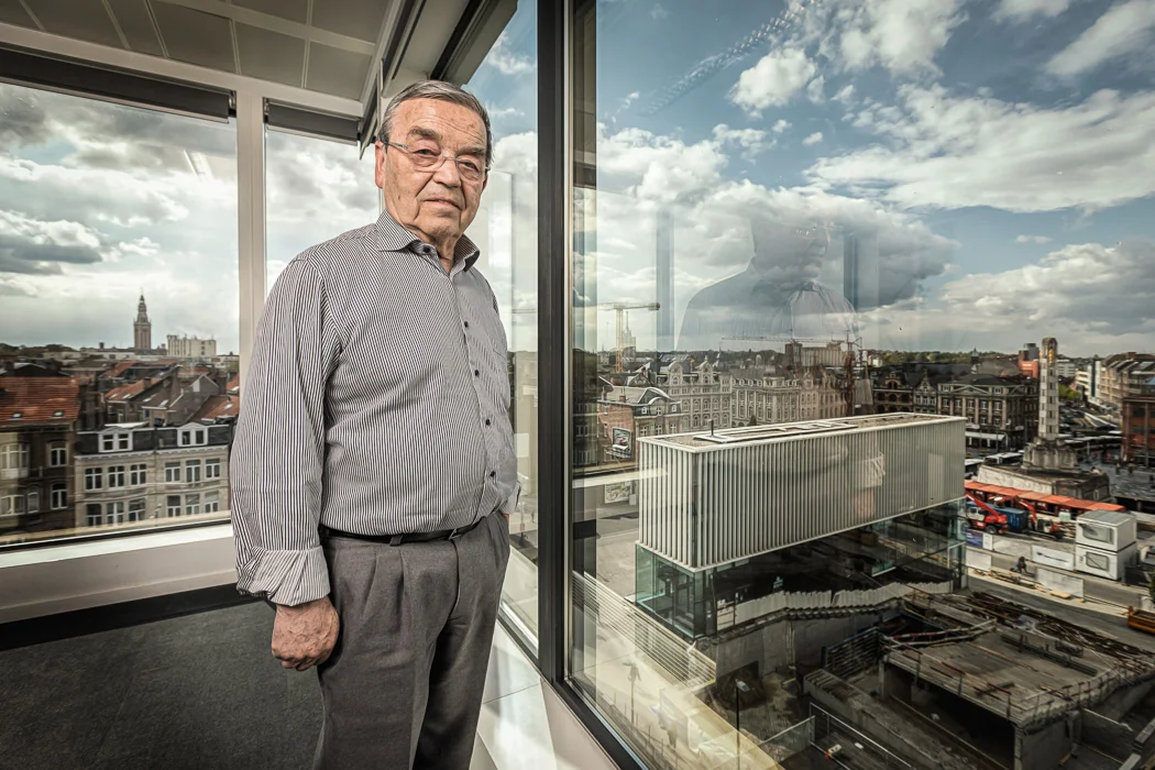 Louis Tobback in zijn kantoor van het leuvense stadhuis aan het station van Leuven. Fotograaf Mediahuis, GVA en Het Nieuwsblad.