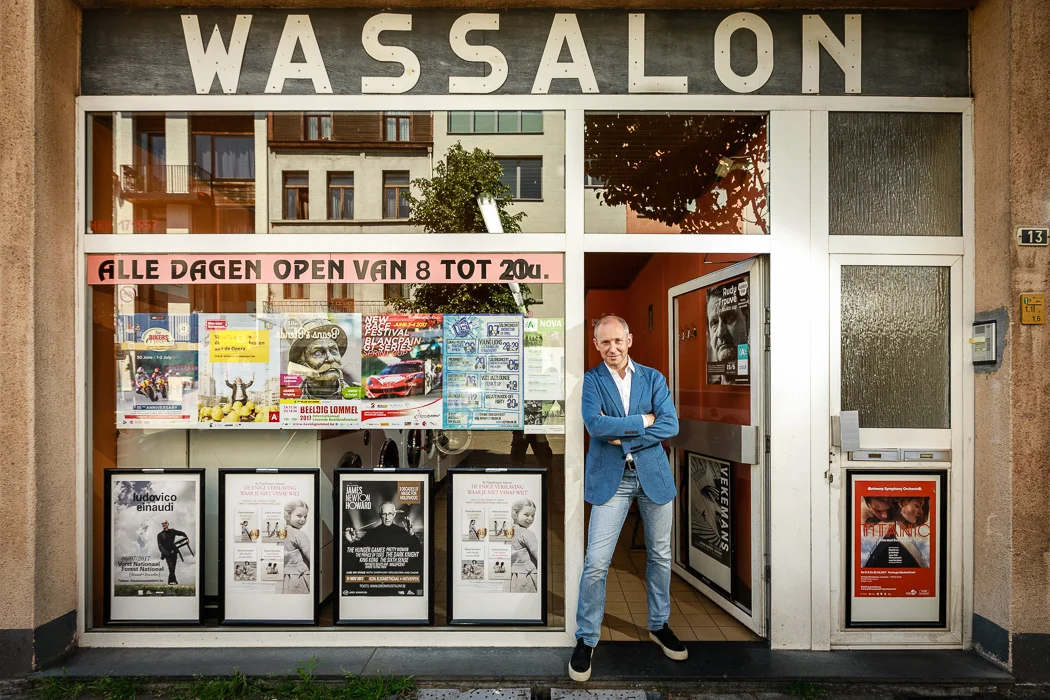 Portret van Helmut Lotti in een Antwerps wassalon