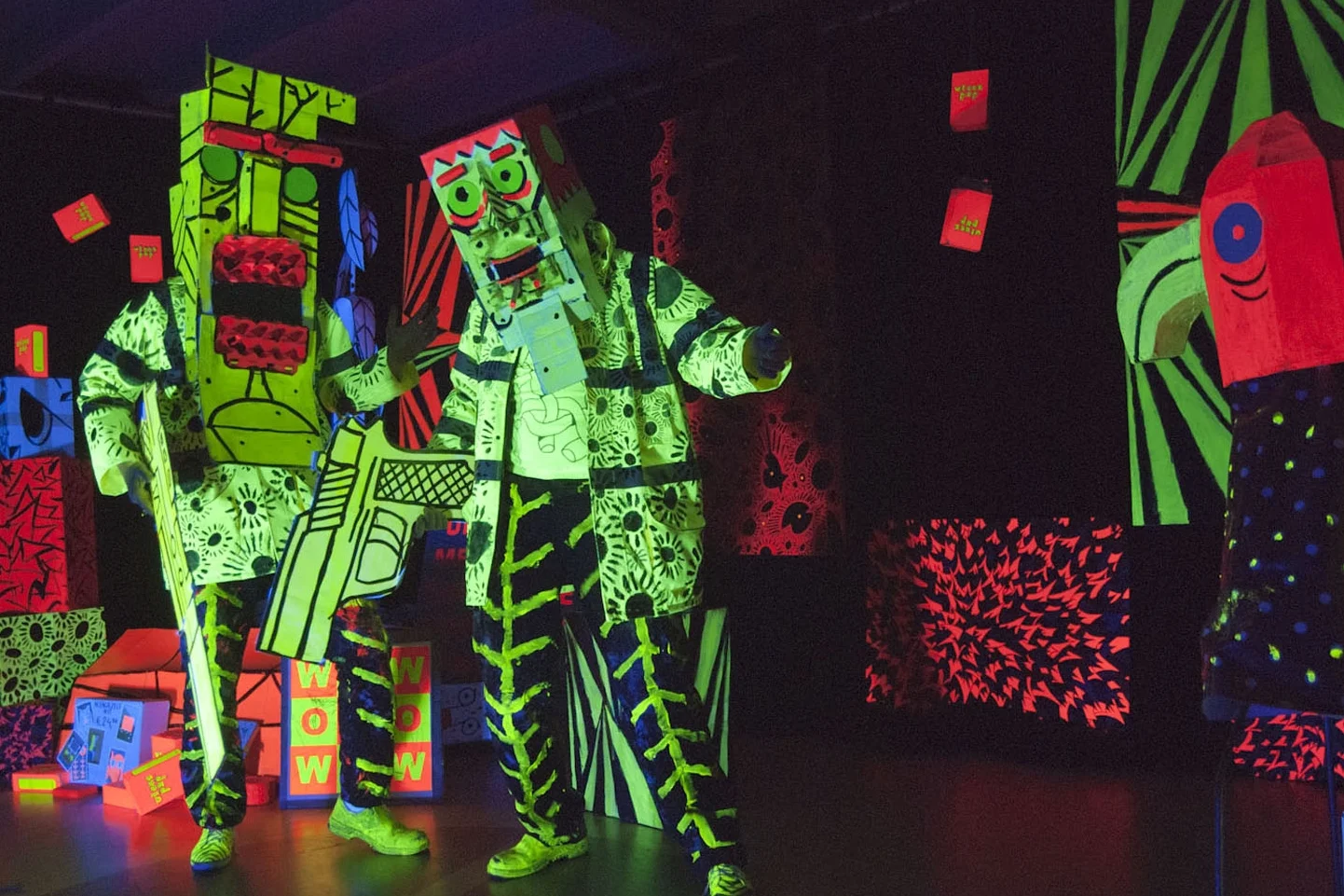 De Drie Zilverberkjes Performance met kartonnen objecten en blacklight. Was te zien tijdens l'Avventura Tilburg. Spel, concept en uitwerking: Jeroen de Leijer en Steppie Lloyd Trumpstein. Soundtrack door Leonard Bedaux.