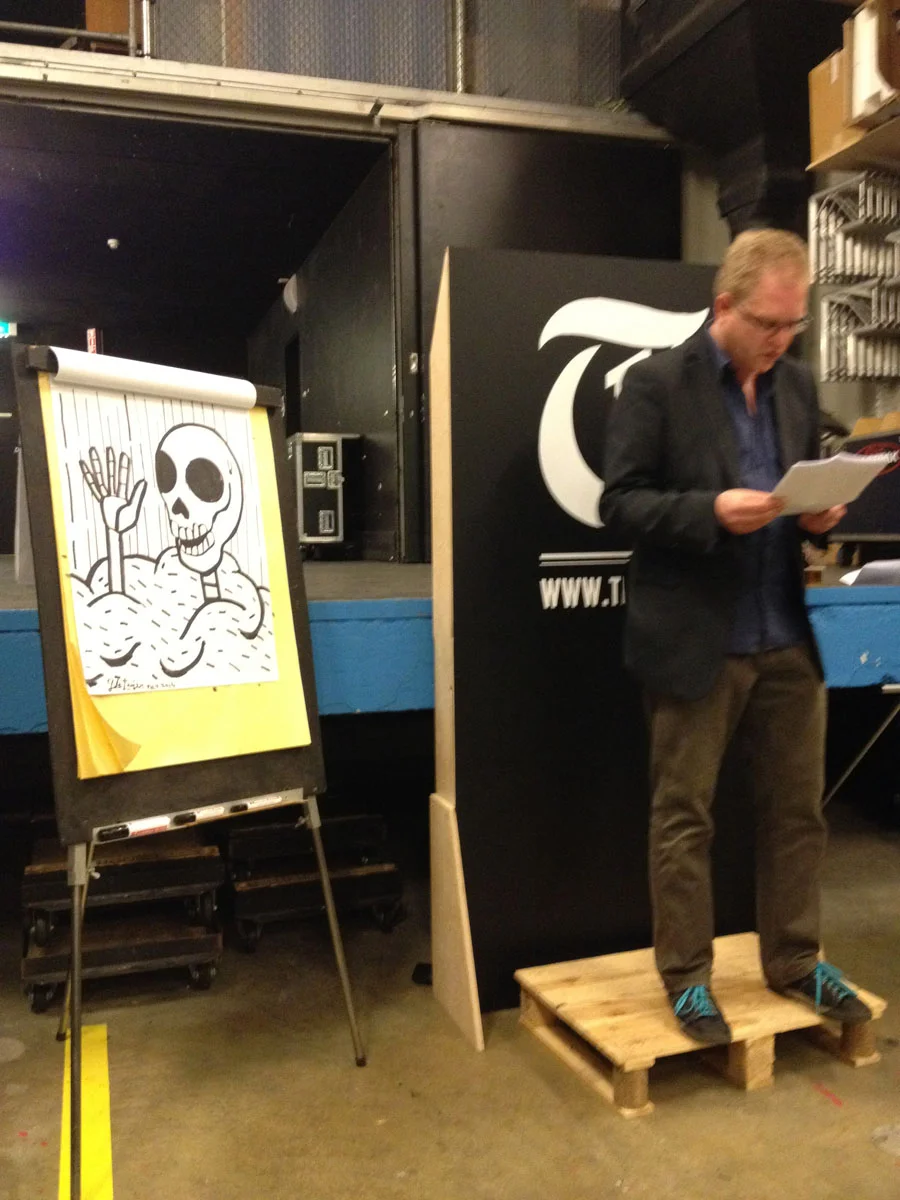 Joubert Pignon leest voor een tekening van Jeroen van een verhaal van Bart Smout