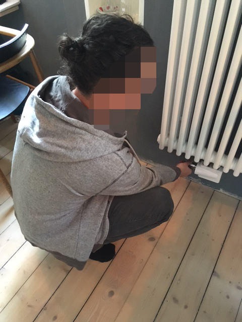 Der fröstelnde Gestalter. Wenn er in der Wohnküche sitzt, schaltet er als erste die Heizung ein.