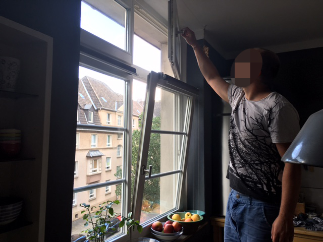 Der Frischluft liebende Bautechniker. Er sitzt am liebsten mit geöffnetem Fenster in der Küche.